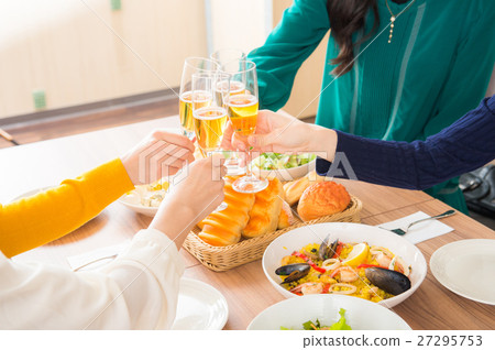 Women's toasting with champagne Women's toasting with champagne 27295753