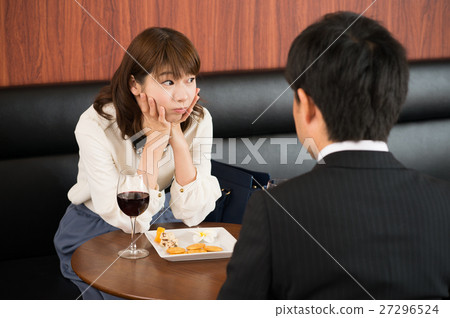 A couple fighting at a restaurant 27296524