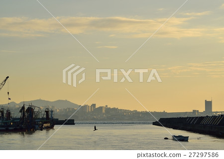 Dawn in winter View from Akashi fishing port in the direction of Tarumi 27297586