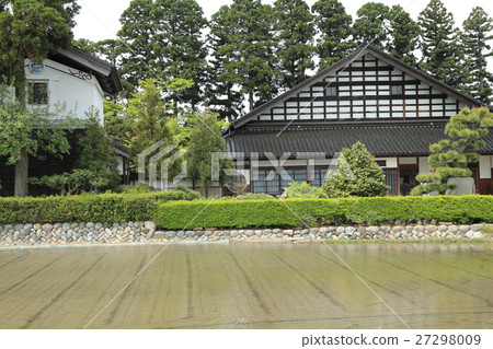 散落在鄉村花園景觀中 27298009