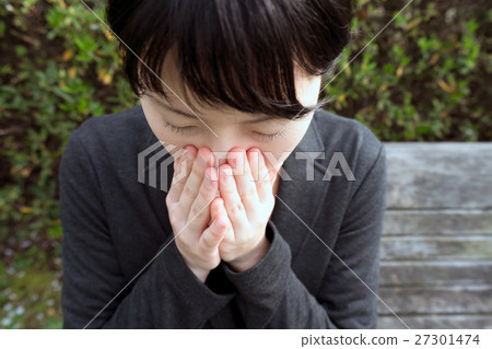 按住他的鼻子的女商人 27301474