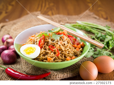 圖庫照片: a bowl of instant noodle