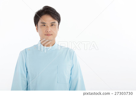 穿著外科褂子的男性教練員 27303730