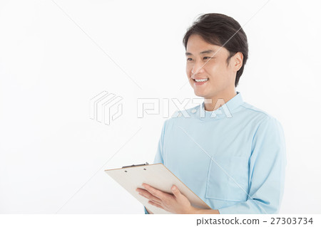 穿著外科褂子的男性教練員 27303734