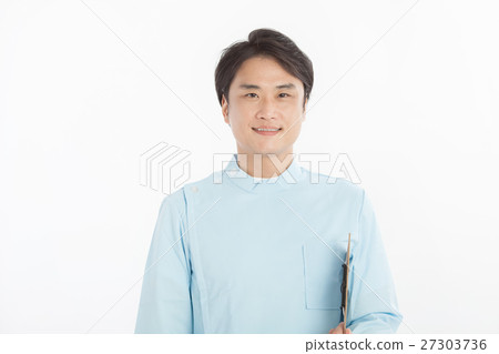 穿著外科褂子的男性教練員 27303736