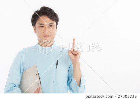 穿著外科褂子的男性教練員 穿著外科褂子的男性教練員 27303739