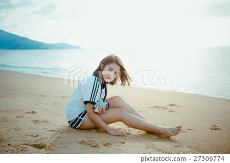 Bueatiful girl holdding camera Bueatiful girl holdding camera 27309774