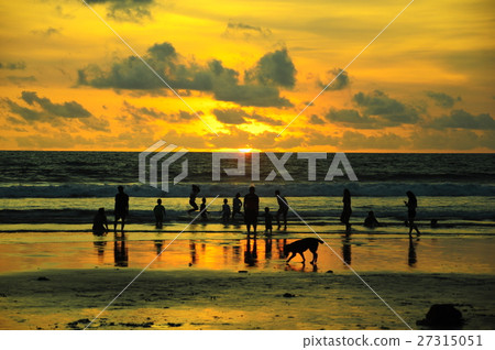 在雙六海灘的日落在巴厘島 在雙六海灘的日落在巴厘島 27315051