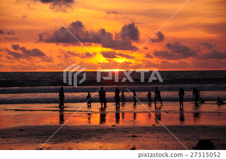 在雙六海灘的日落在巴厘島 在雙六海灘的日落在巴厘島 27315052