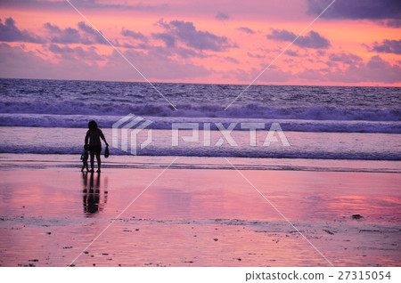 巴厘島雙六海灘日落的父母和孩子 27315054