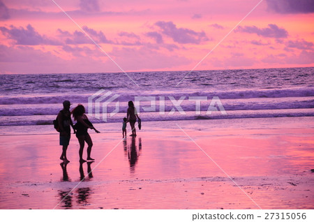 在雙六海灘的日落在巴厘島 在雙六海灘的日落在巴厘島 27315056