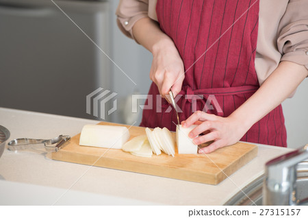 Women's hand cutting vegetables 27315157