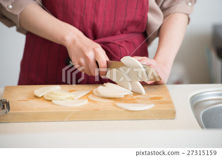Women's hand cutting vegetables 27315159