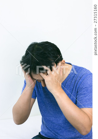 Middle-aged man holding his head 27315160