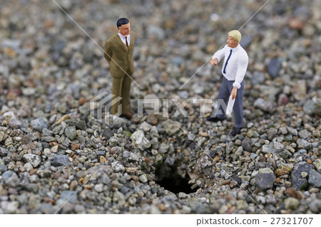 談論的商人在地面上的孔 27321707