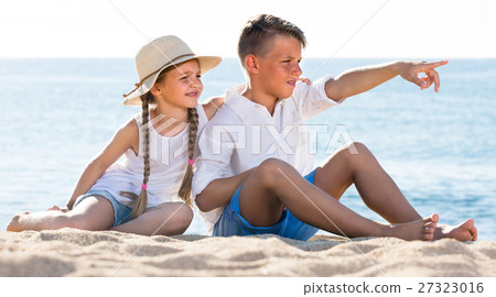 kids pointing with fingers aside 27323016