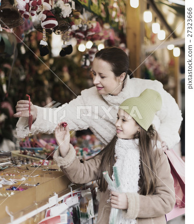 Mother with daughter in Christmas market Mother with daughter in Christmas market 27323666