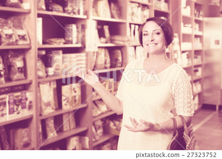 customer buying dietary supplements 27323752