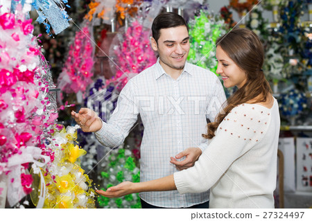 couple buying flowers 27324497