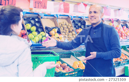 man offering customer fruits 27325309