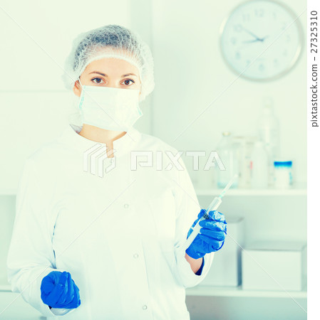 Nurse making injection 27325310