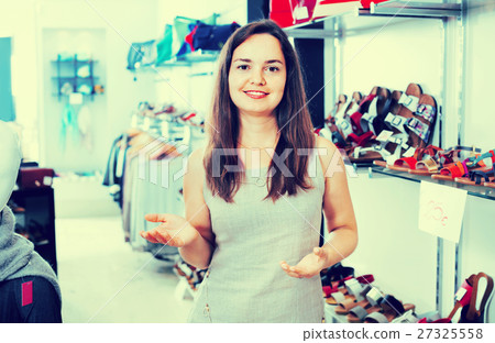 Brunette offers footwear in fashion shoes center Brunette offers footwear in fashion shoes center 27325558