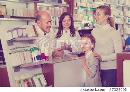 Mother with a girl in the pharmaceutical store 27325902