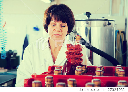 Glad female employee packing wine bottles 27325931