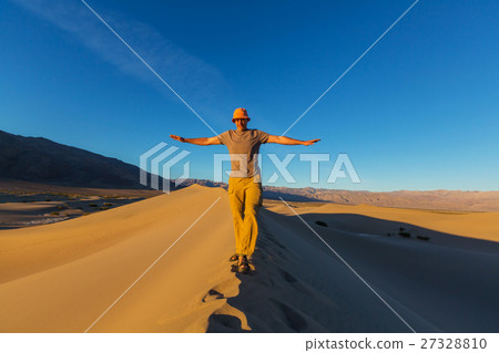 Hike in desert 27328810