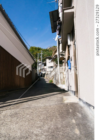 Onomichi: The charm of a hillside town, created by the narrow alleys and slopes that continue under the blue sky. Onomichi: The charm of a hillside town, created by the narrow alleys and slopes that continue under the blue sky. 27329129