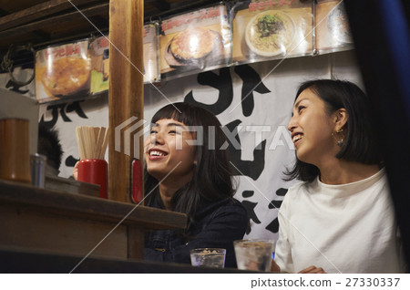 Nakushu攤位婦女享受食物 27330337