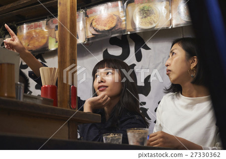 Naka-zushi stall Women enjoying sake 27330362