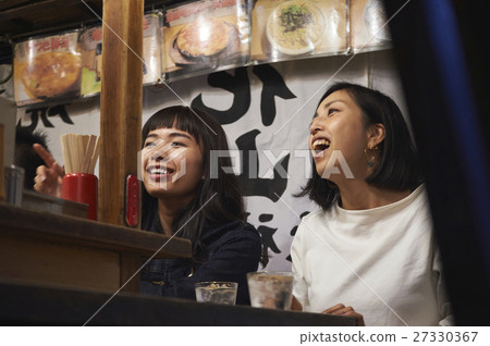 Naka-zushi攤位婦女享受清酒 27330367