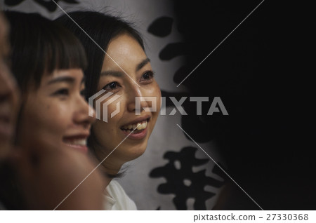 Naka-zushi攤位婦女享受清酒 27330368