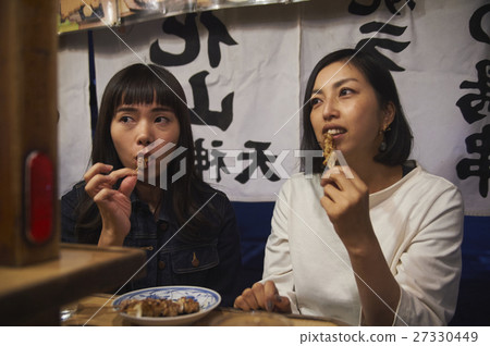 Nakushu攤位婦女享受食物 Nakushu攤位婦女享受食物 27330449