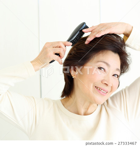 Senior women's hair care 27333467
