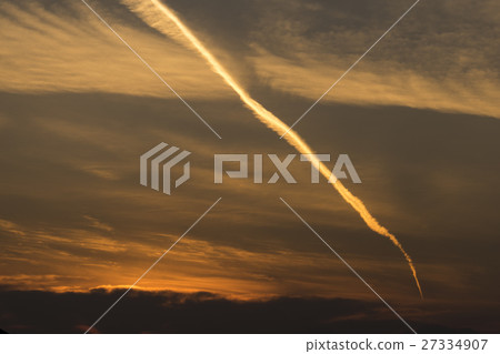 The first landing track of the airplane clouds shining on the morning sun and sunrise sunrise 27334907