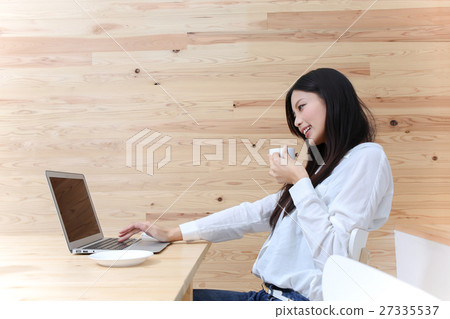 A woman who wears a computer with dining A woman who wears a computer with dining 27335537