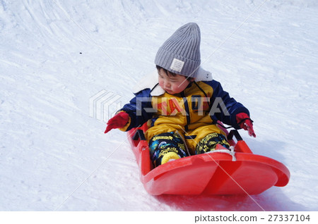 Sled with kids 27337104