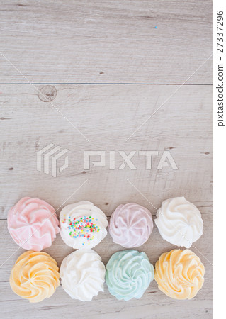 Meringues 27337296