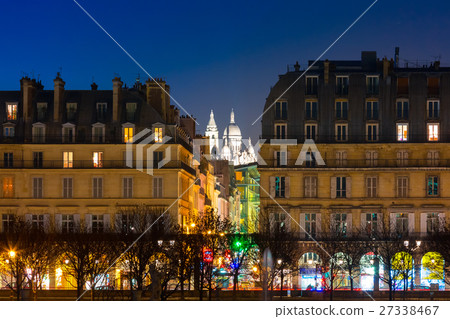 Sacre-Coeur Basilica at night in Paris, Fraance 27338467