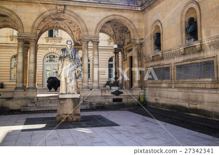 G. Bude statue 27342341