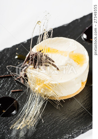 cheesecake with caramel 27349355