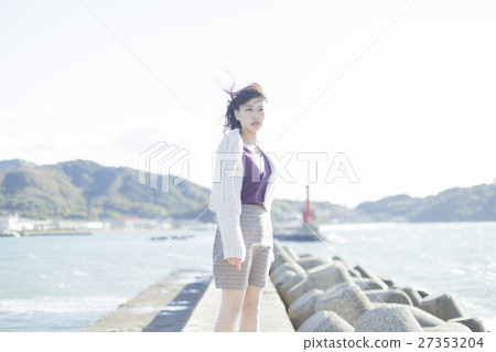 Woman looking at the sea 27353204