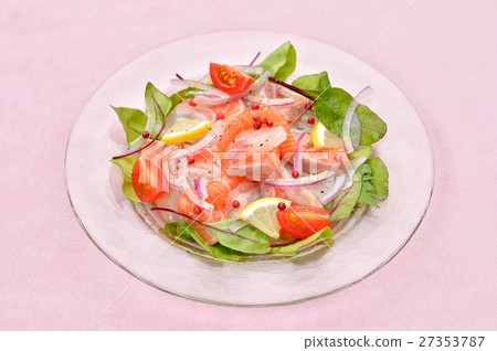 Carpaccio，紅鯛魚和鮭魚生牛肉片（意大利語）。倒橄欖油。 27353787