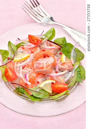Carpaccio,紅鯛魚和鮭魚生牛肉片(意大利語)。倒橄欖油。 Carpaccio,紅鯛魚和鮭魚生牛肉片(意大利語)。倒橄欖油。 27353788