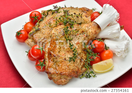 Caution) It is not burning. Basilish Christmas roast chicken (chicken leg, chicken meat grilled) 27354161