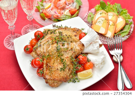 聖誕晚餐，聖誕美食的圖像。烤雞（羅勒味），鯛魚和三文魚生牛肉片 27354304