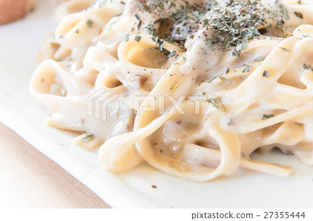 Mushrooms and bacon cream pasta Mushrooms and bacon cream pasta 27355444