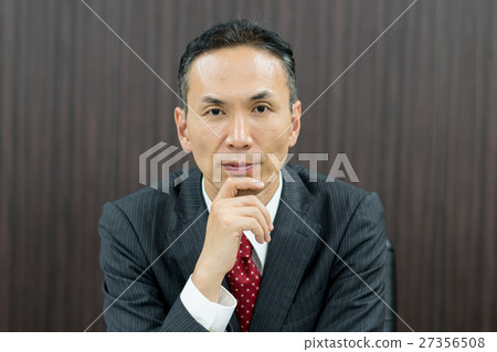 一個凝視的商人 27356508